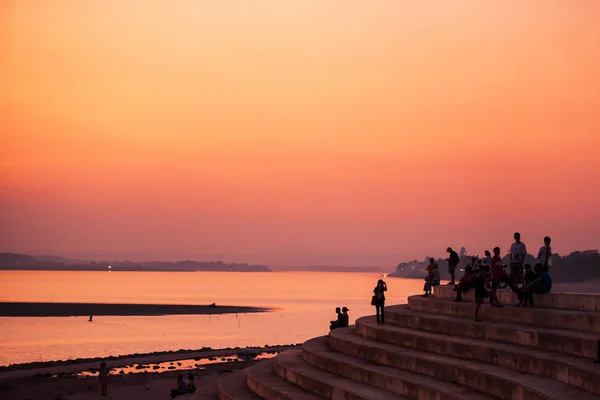 Tourists Laotians Relaxing Pier Mekong River Serene Sunset Fantastic Colors — стокове фото