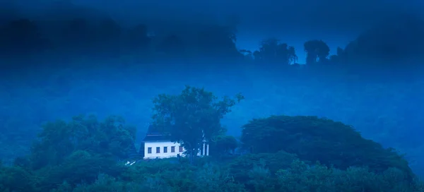 Стародавній Білий Храм Пагорбі Синьому Туманному Фантазійному Ландшафті Дощовий Ранок — стокове фото