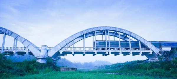 Alter Zug Der Der Tha Chomphu Brücke Blauem Nebel Morgen — Stockfoto