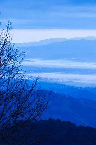 Фантастичні Блакитні Хмари Схід Неба Над Синім Гірським Хребтом Розмиті — стокове фото