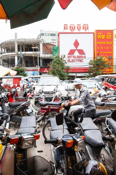 2013年9月22日 柬埔寨的许多摩托车和汽车在中央市场或著名的地标 Phsar Thmei 沙祖梅博士 — 图库照片