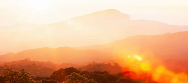 Malebné Panoramatické Hory Výhled Zimní Ráno Zářící Zlaté Slunce Svítí — Stock fotografie