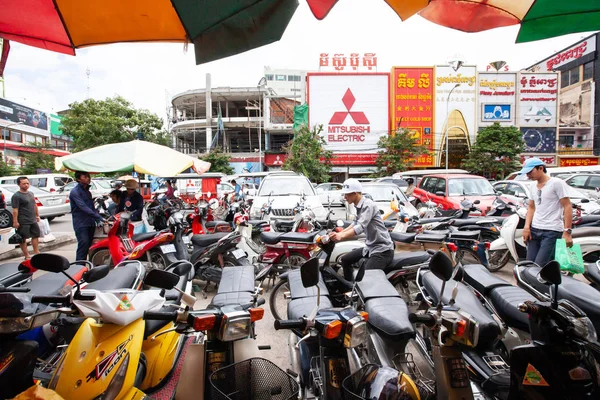 Phnom Penh Camboja Setembro 2013 Monte Motocicletas Carros Mercado Central — Fotografia de Stock