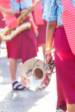 Geleneksel giysiler içinde Tayland lisesi bandosu Tayland Yeni Yıl bayramı ya da Songkran festivali için hazırlanıyor. Trompete odaklan.. 