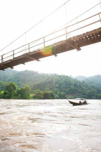 Bateau Bois Local Passant Pont Suspendu Bois Crépuscule Situé Dans — Photo