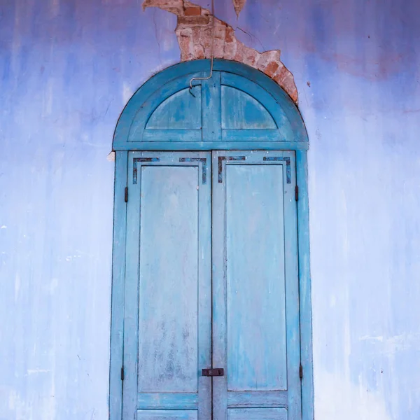 Fond Flou Pittoresque Vieille Porte Bois Bleu Arctique Mur Bleu — Photo