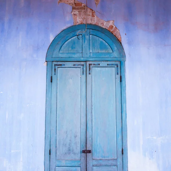 Verschwommene Hintergründe Malerische Alte Arktisblaue Holztür Und Hellblaue Wand Rissiger — Stockfoto