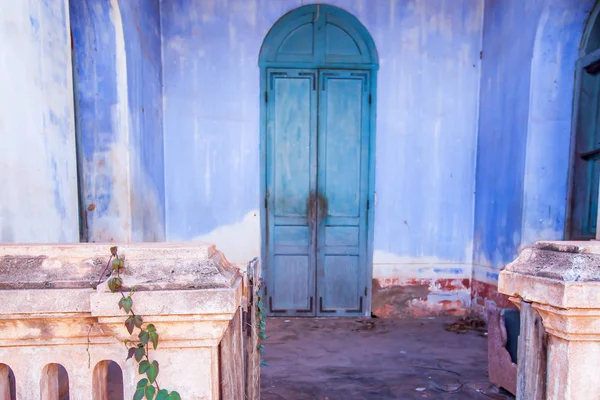 Fachada Antiga Edifício Residencial Colonial Abandonado Planta Videira Crescendo Inclinação — Fotografia de Stock