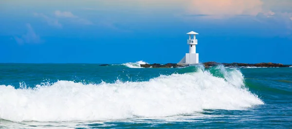 Ondas Oceânicas Apressadas Casa Luz Branca Uma Costa Khao Lak — Fotografia de Stock