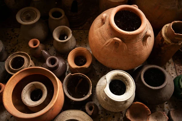 タイのシンブリー博物館では 古代の土器群のトップビューが展示されています 博物館は一般に公開されています — ストック写真
