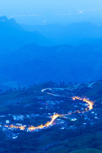 Μαγική Θέα Του Μπλε Ορεινού Δρόμου Σούρουπο Γραφικές Καμπύλες Ασφαλτοστρωμένο — Φωτογραφία Αρχείου