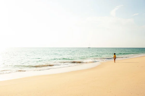 Een Klein Aziatisch Meisje Dat Staat Ontspannen Het Zonsondergang Strand — Stockfoto