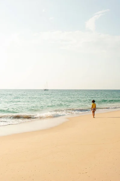 Una Niña Asiática Pie Mientras Relaja Playa Atardecer Sol Verano — Foto de Stock