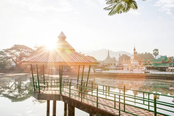 Üres Pavilon Kertjében Napkeltekor Nap Süt Pavilon Tetején Buddhista Templom — Stock Fotó