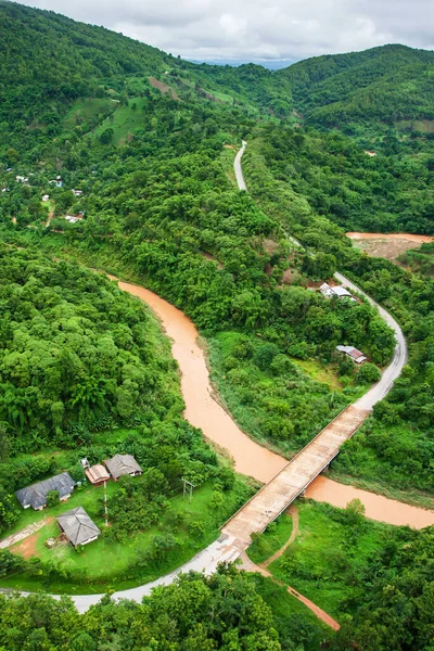 Vista Aérea Estrada Montanha Rio Estação Chuvosa Uma Estrada Vila — Fotografia de Stock