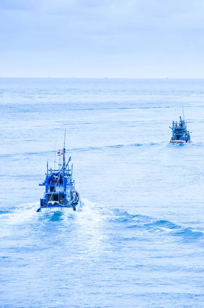 Sok Halászhajó Indul Este Kék Tengerbe Sok Hagyományos Halászhajó Érkezik — Stock Fotó