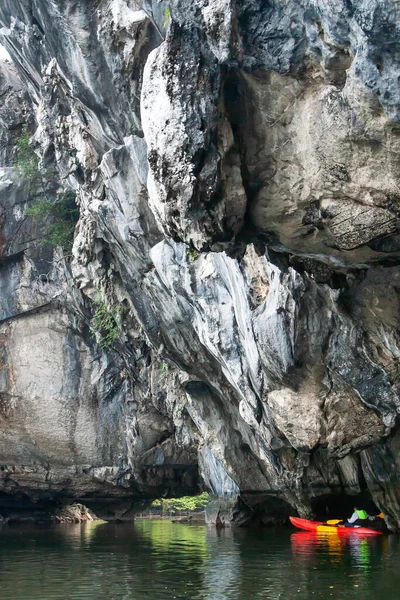 Explorer Άνθρωπος Σωσίβιο Καγιάκ Μπροστά Από Την Απότομη Γκρεμό Ασβεστόλιθο — Φωτογραφία Αρχείου