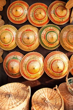 Vintage çiftçi şapkası hediyelik eşya dükkanında sergileniyor, palmiye yapraklarından yapılmış şapka örülüyor, Ban Nam Chiew, Trat, Tayland.