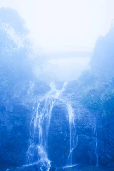 Mystische Holzbrücke Über Den Wasserfall Blauen Nebel Eine Holzbrücke Über — Stockfoto