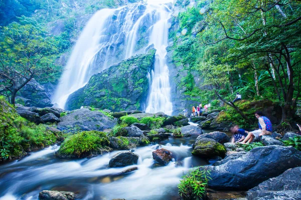 Cachoeira Tropical Pitoresca Manhã Verão Muitas Pessoas Relaxando Água Doce — Fotografia de Stock