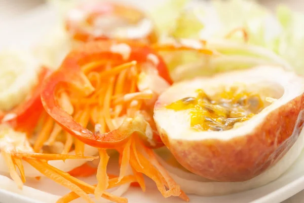 Half Passion Fruit Med Färsk Sallad Vit Tallrik Vitt Bord — Stockfoto