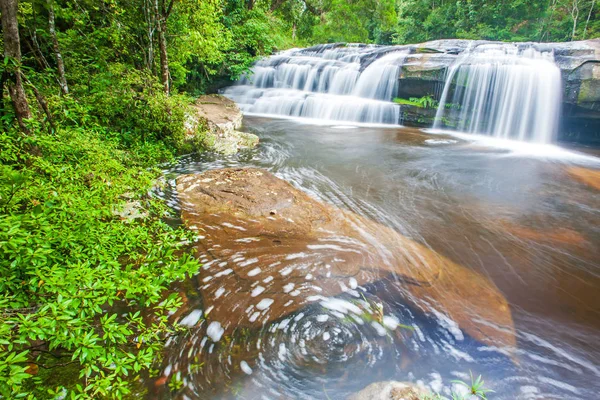夏の朝の絵のような古代の滝 緑豊かな熱帯植物や野生の木の表面に泡でストリーミングの芸術の形 プーKradueng国立公園 長時間露光 — ストック写真