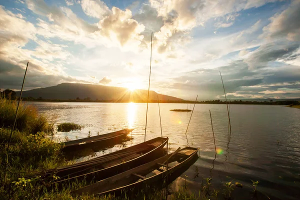 Іконопляне Літнє Озеро Час Заходу Сонця Драматичні Хмари Яскраве Сонце — стокове фото
