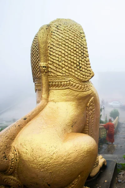 Кхмерский Монах Идущий Лестнице Перед Гигантской Статуей Сингха Кхмер Тумане — стоковое фото