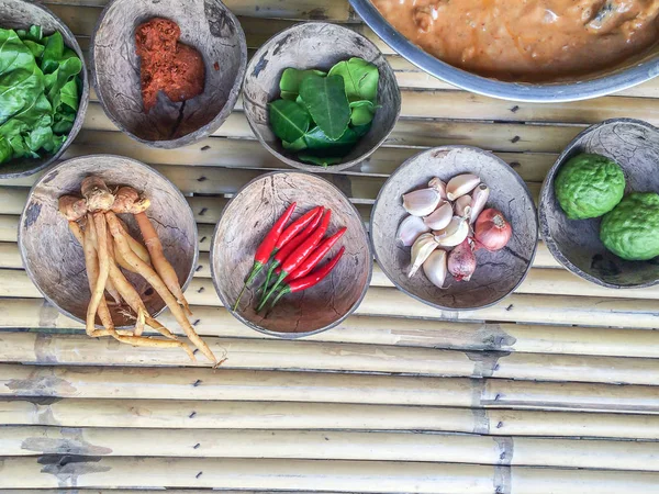 Autentisk Thailändsk Röd Curry Förbi Recept Med Ingredienser Kokosskal Bambu — Stockfoto