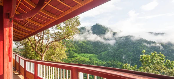 Rustige Bergen Uitzicht Vanaf Lange Ijzeren Balkon Pittoreske Van Tropische — Stockfoto