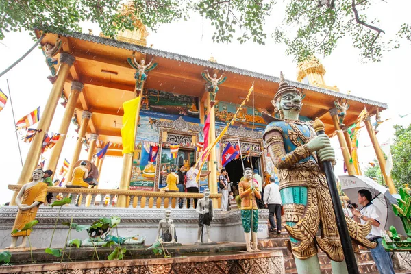 Pailin Cambodia September 2013 Group Tourists Khmer Buddhist Visiting Wat — Stockfoto