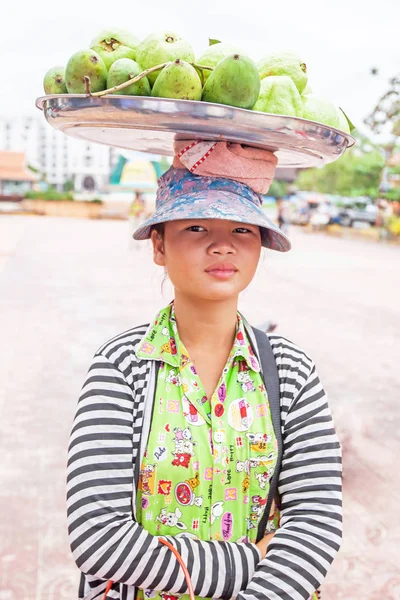 Sihanoukville Cambodge Septembre 2013 Une Jeune Vendeuse Rue Khmère Portant — Photo
