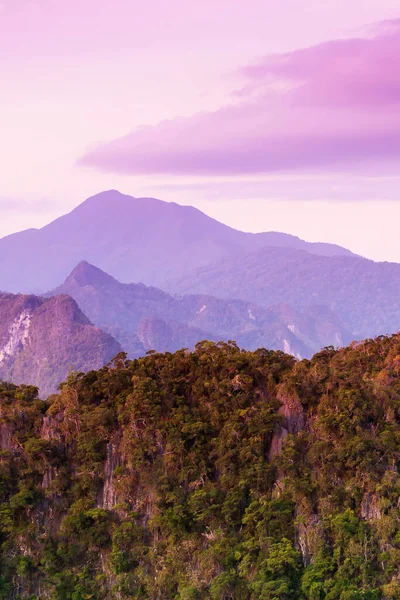 Magníficas Montañas Piedra Caliza Hermosas Nubes Atardecer Verano Luz Púrpura —  Fotos de Stock