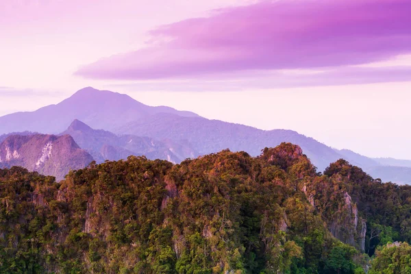 Величні Вапнякові Гори Гарні Хмари Сутінках Літа Пурпурове Світло Сяє — стокове фото