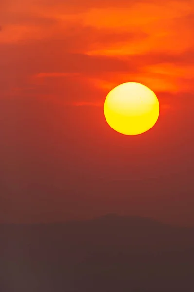 Lindo Pôr Sol Verão Sobre Uma Cordilheira Sol Amarelo Contra — Fotografia de Stock