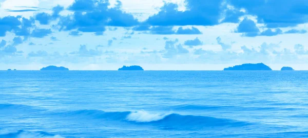 Une Mer Bleue Tranquille Après Des Jours Orageux Des Paysages — Photo