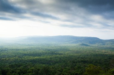 Yağmurlu bir sabahta Ta Phraya Ulusal Parkı 'nın muhteşem hava manzarası, pitoresk tropikal ormanlar, bulutlu dağ sıraları, Tayland-Kamboçya sınırı, UNESCO dünya mirası alanı.
