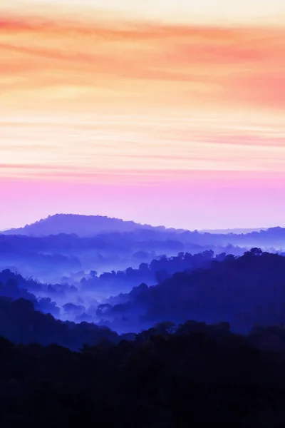 Wspaniały Chmurny Krajobraz Nad Niebieskim Pasmem Górskim Porannej Mgle Kolorowe — Zdjęcie stockowe