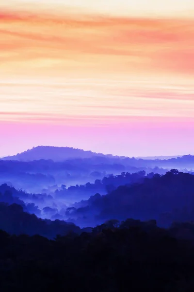 Splendido Paesaggio Nuvoloso Sulla Catena Montuosa Blu Nella Nebbia Mattutina — Foto Stock