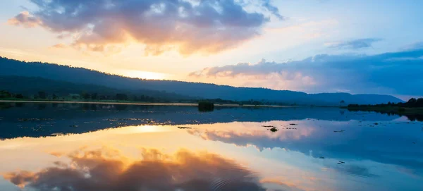 Lago Tranquillo Con Bel Cielo Sul Crepuscolo Estivo Pittoresco Lago — Foto Stock