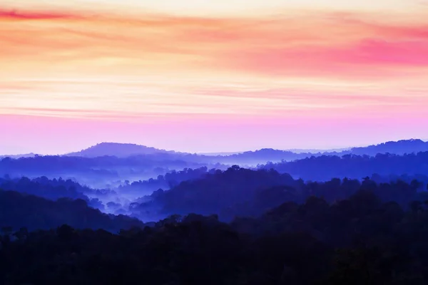 Nádherná Oblačnost Nad Modrým Pohořím Ranní Mlze Barevné Světle Růžové — Stock fotografie