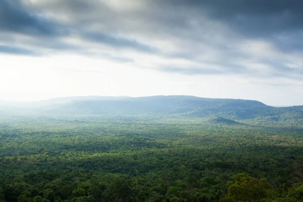多雨的早晨 塔弗拉亚国家公园高耸的空中景观 美丽的热带森林 多云的山脉 柬埔寨边境 联合国教科文组织的世界遗产 — 图库照片