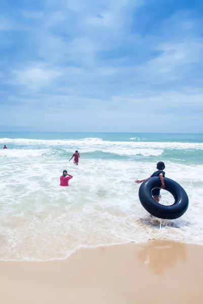 Grupo Adolescentes Jemeres Jugando Las Olas Playa Ochheuteal Día Lluvioso — Foto de Stock