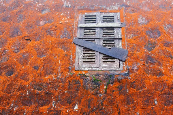 Líquen Laranja Abstrato Crescendo Parede Pedra Antiga Janela Madeira Templo — Fotografia de Stock