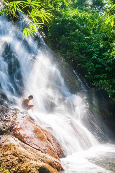 夏には熱帯の滝の淡水で遊んで幸せな裸の胸のアジアの少年は 滝のスプラッシュの芸術の透明性 タイのカオラック 長時間露光 モーションブラー — ストック写真