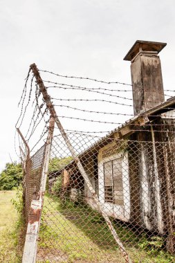 Takua Pa, Phang Nga 'da terk edilmiş eski bir kalay madeni olan bölge, yirminci yüzyılın ilk yarısında Tayland' da önemli bir kalay tarama alanıydı..