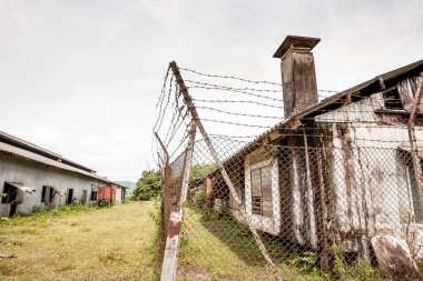 Takua Pa, Phang Nga 'da terk edilmiş eski bir kalay madeni olan bölge, yirminci yüzyılın ilk yarısında Tayland' da önemli bir kalay tarama alanıydı..