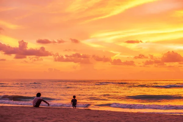 Gelukkig Aziatische Vader Zoon Ontspannen Het Strand Terwijl Kijken Naar — Stockfoto