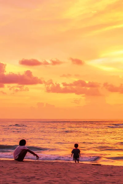 Feliz Padre Asiático Hijo Relajan Playa Mientras Contemplan Espectacular Cielo — Foto de Stock