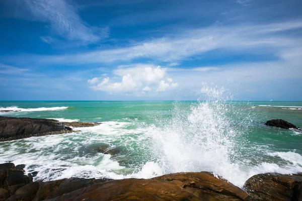 Relaxační Oceánské Vlny Narážející Skalnatý Břeh Khao Lak Beach Slunném — Stock fotografie